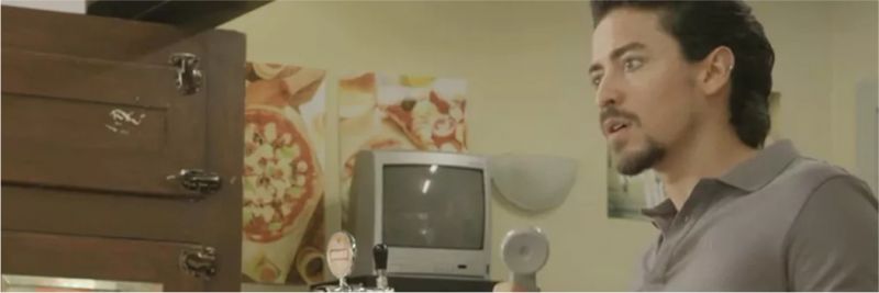 Jerônimo (Jesuíta Barbosa) fica em choque com mais um recado macabro, em 'Verão 90'. Quem está do outro lado da linha? — Foto: TV Globo