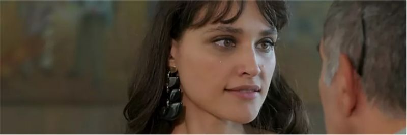 Gisela (Débora Nascimento) sofre um acidente de carro, em 'Verão 90' 