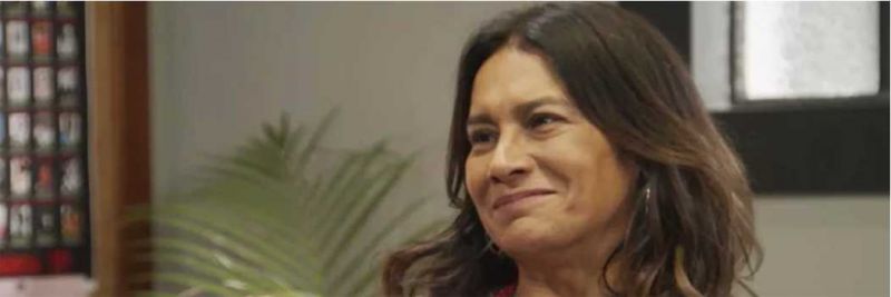 Janaína (Dira Paes) se emociona com manifestação em apoio a João (Rafael Vitti), em 'Verão 90' — Foto: TV Globo