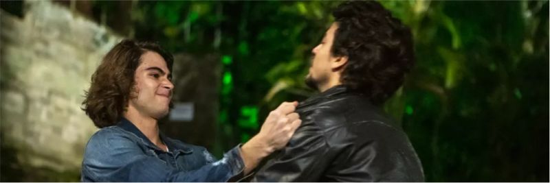 João (Rafael Vitti) e Jerônimo (Jesuíta Barbosa) brigam novamente em 'Verão 90' — Foto: Isabella Pinheiro/Gshow