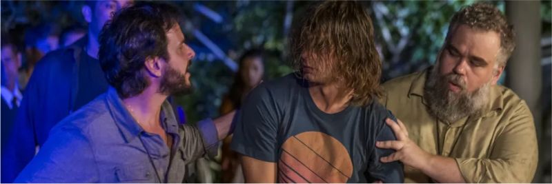 João (Rafael Vitti) é levado pela polícia algemado, na novela 'Verão 90'
