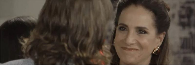 Mercedes (Totia Meireles) fica feliz com o apoio de Larissa (Marina Moschen) ao filho, Quinzinho (Caio Paduan), em 'Verão 90' 