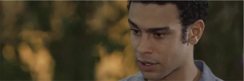 Diego (Sérgio Malheiros) vai falar com Vanessa (Camila Queiroz) e ela faz a desentendida, em 'Verão 90'