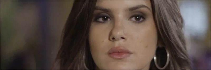 Vanessa (Camila Queiroz) finge que não sabe do que Diego (Sérgio Malheiros) está falando, em 'Verão 90' 