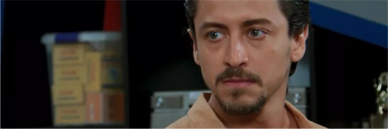 Jerônimo (Jesuíta Barbosa) garante que tem Vanessa (Camila Queiroz) sob seu controle, em 'Verão 90' — Foto: TV Globo