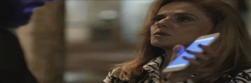 A dona da mina mostra a sua próxima vítima para o assassino 