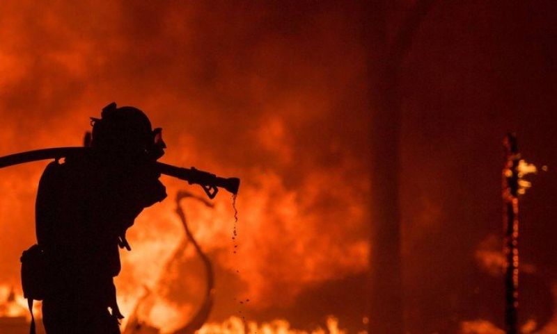 Incêndio deixa 15 mortos e duas mil casas destruídas na Califórnia 