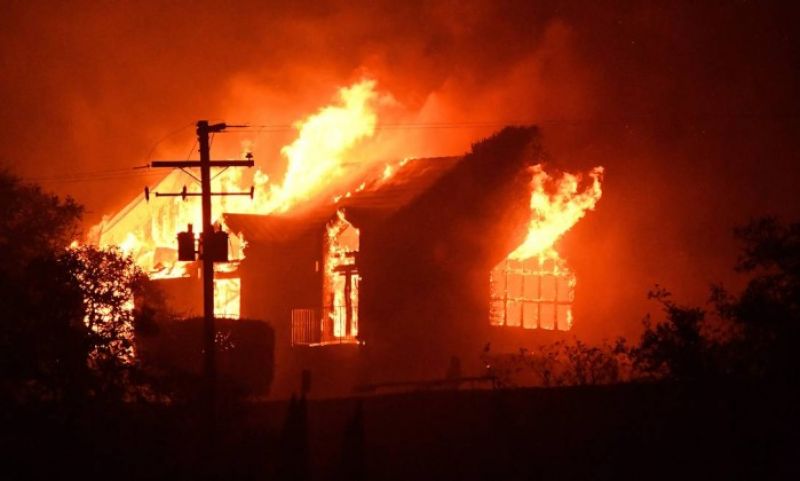 Incêndio deixa 15 mortos e duas mil casas destruídas na Califórnia 