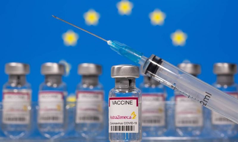 Ampola com a vacina da AstraZeneca para a Covid-19 Foto: DADO RUVIC / REUTERS
